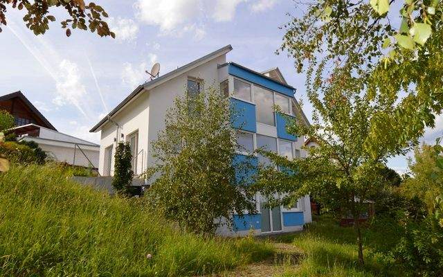 Aussenansicht Garten - Blick auf Terrasse und Südseite des Objektes