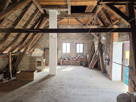 großer Dachboden Nebengebäude als evtl. Ausbaureserve