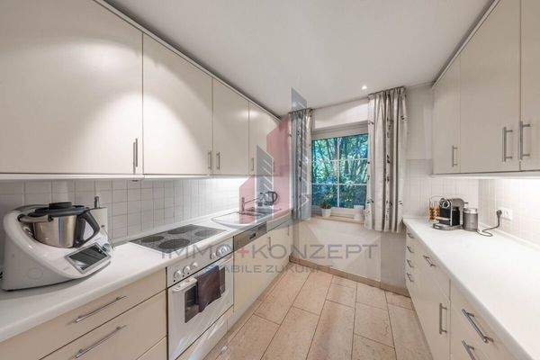 Eine hell gehaltene Küche 