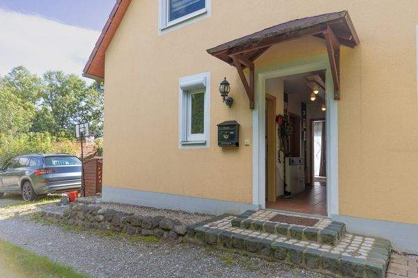 Modernes Familienhaus mit Traumgarten und Blick ins Grüne