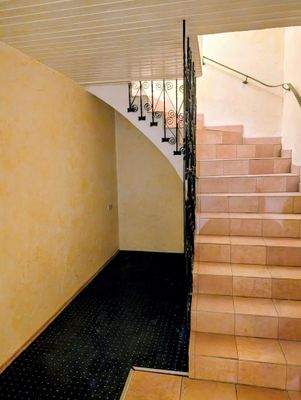 Diele und Kellertreppe