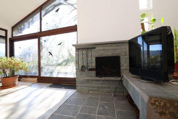 Geräumiges helles Wohn/Esszimmer mit Kamin