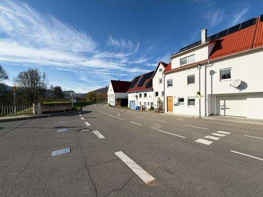 Das moderne Zuhause mit dem Eingang und der eigenen Garage