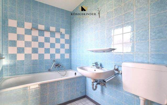 Bad mit Wanne und Tageslicht