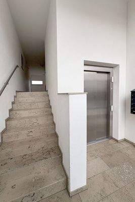 Treppenhaus/Aufzug