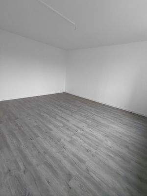 Leerer Raum mit Holzboden