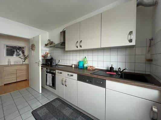 Moderne Küche mit Geräten