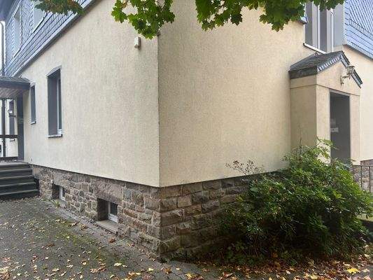 Seiteneingang Rückseite des Gebäudes bei den Stellplätzen