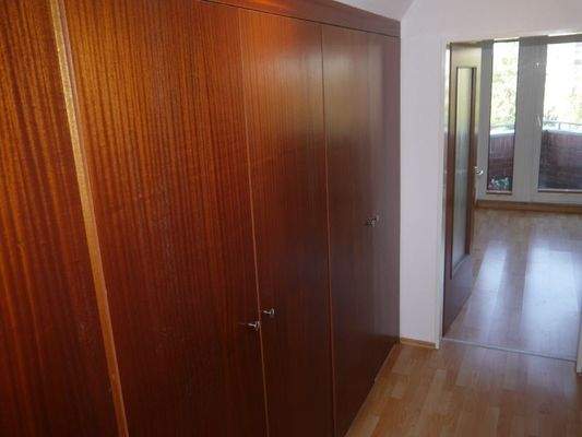 Flur mit großem Einbauschrank