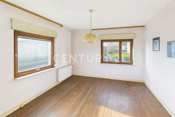 Wohnzimmer - lichtdurchflutet und großzügig geschnitten.