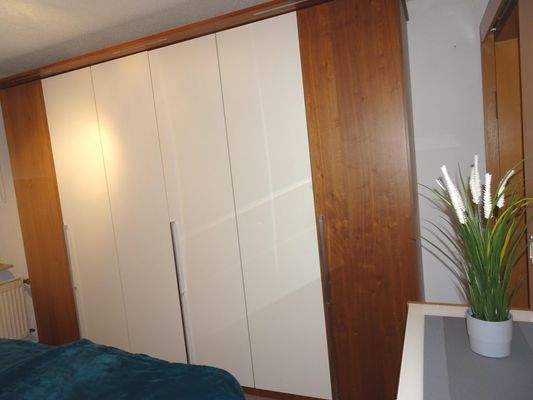 großer Kleiderschrank