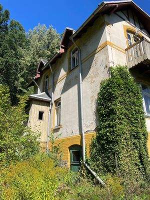 Fassade mit Kellereingang