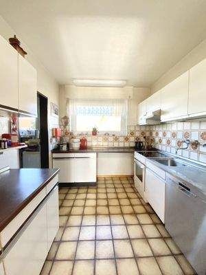 Küche mit angrenzendem Hauswirtschaftsraum