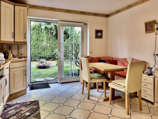 Küche mit Essecke und Ausgang zur Rückseite des Hauses