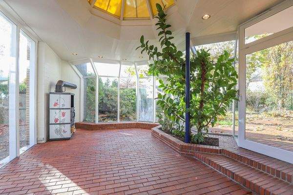 Wintergarten mit Zugang zum Garten über die Terrasse