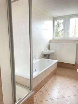 Bad mit Dusche und Badewanne
