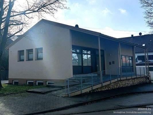 Vorderansicht mit Rampe