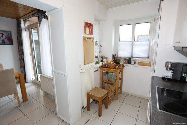 Küche mit Durchgang zum Essbereich