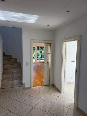 Flur mit Treppe ins OG