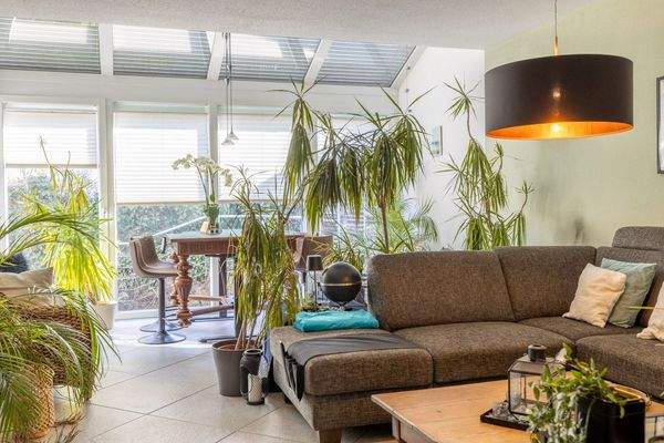 Zauberhafte Maisonette-Gartenwohnung mit XXL-Garage, Carport und eigenem Garten – Baujahr 2007