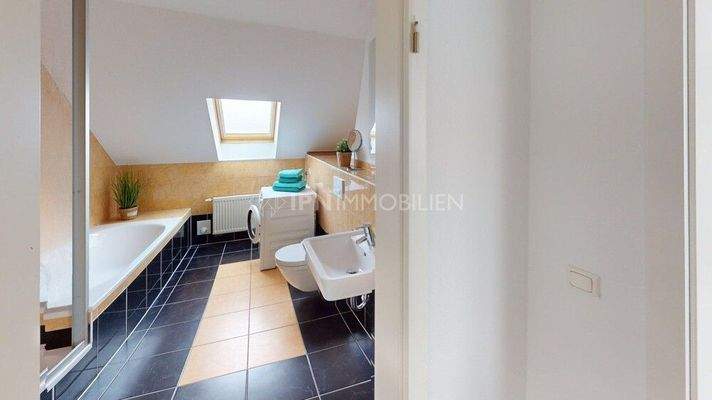 Tageslichtbad mit Wanne und Dusche