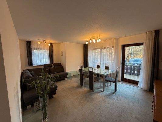 Wohnzimmer mit Balkon