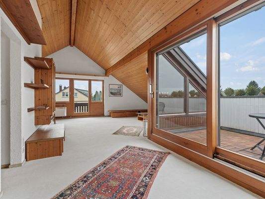 Wohnbereich mit Zugang zu Balkon und Dachterrasse