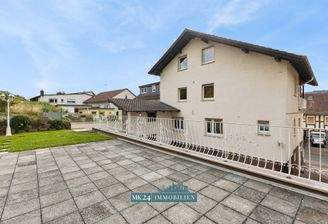 Außenansicht Haus mit Terrasse und Garten