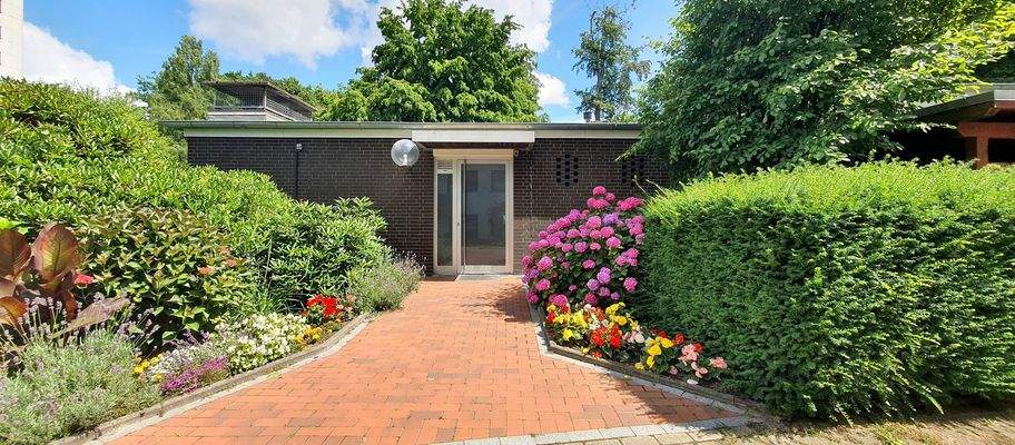 Ansprechender Eingang zum Schwimmbad/Sauna.