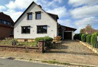 Hausansicht mit Garage
