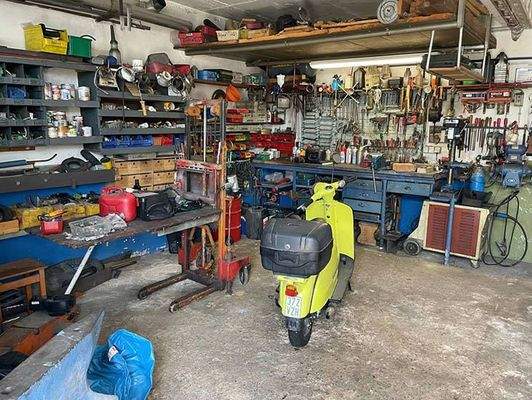 Werkstatt in der Garage (Aufzug ins UG möglich)