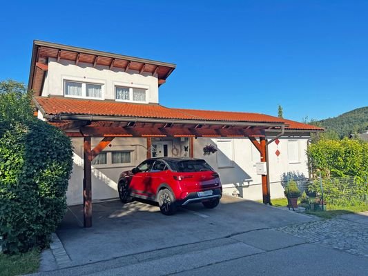 Hausansicht mit Carport