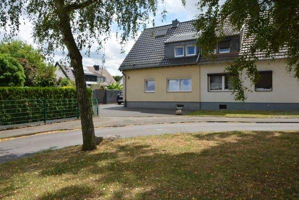 Vorderansicht des Hauses und Zufahrt