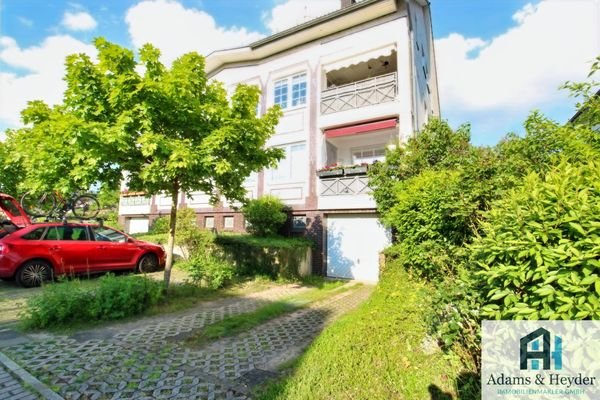 Straßenansicht Balkon & Garage