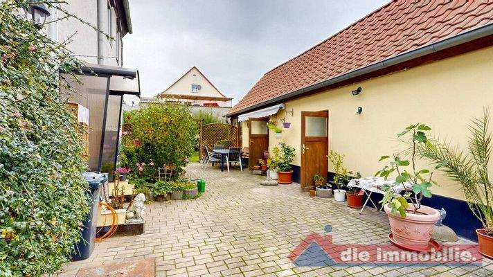 Geschützter Innenhof mit gemütlichem Sitzbereich und Zugang zum Nebengebäude