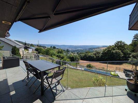 Zugang zum Balkon von Wohnzimmer, Küche und Schlafzimmer