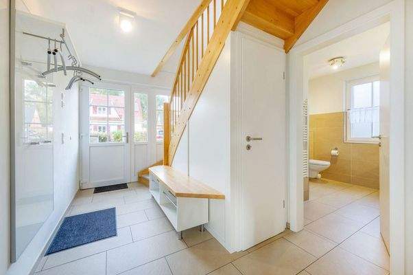 heller Flurbereich mit praktischem Abstellraum unt