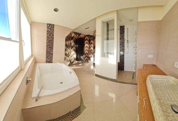 MasterBad mit Doppelbadewanne und großer Dusche (3