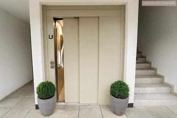 Lift und Stiegenhaus