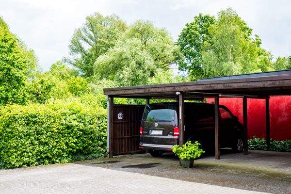 hofseitige Carports für drei Fahrzeuge