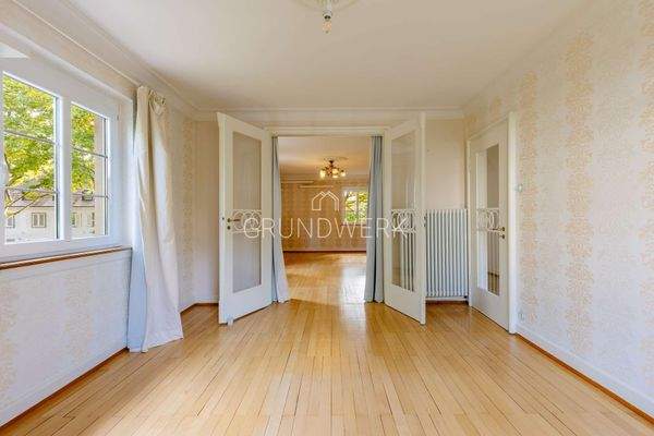 Zimmer mit Flügeltüre