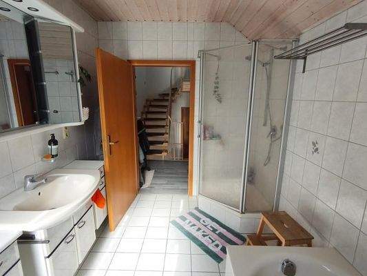 Bad mit Badewanne und Dusche Bild 3