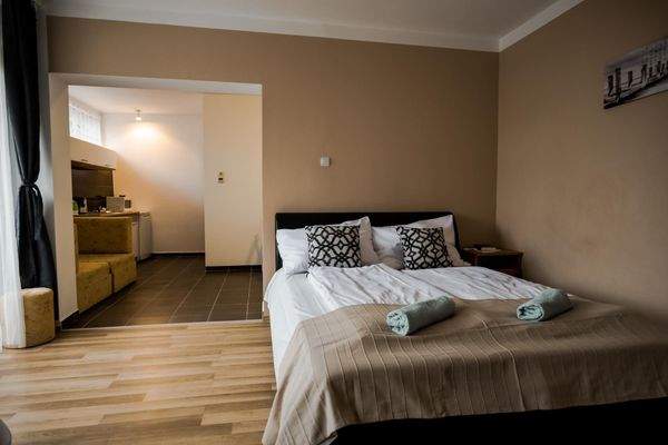 Schlafzimmer + Küche