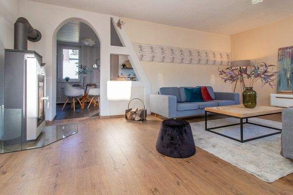 direkt angrenzend der Essbereich und die Küche