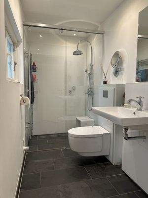 Badezimmer mit Dusche im EG