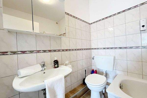 Innenliegendes Badezimmer ...