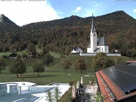 Quelle Gemeinde Kreuth: Freibad m Blick auf Kirche