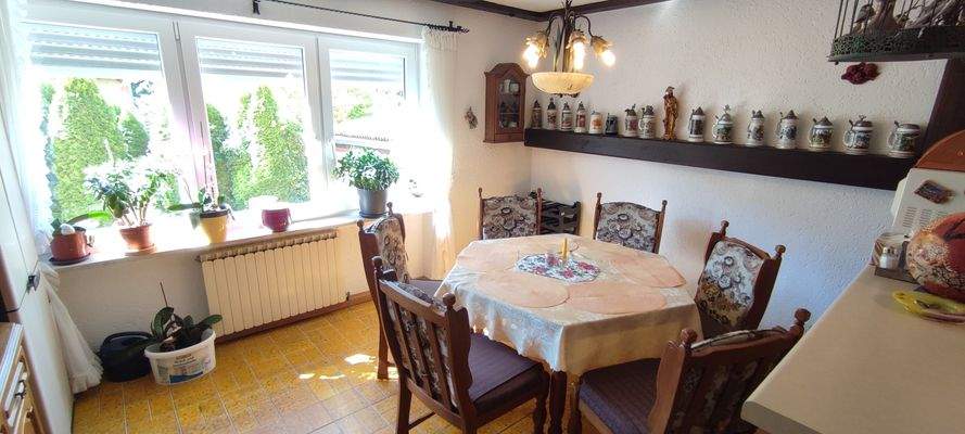 Privater Essbereich mit massivem Holztisch