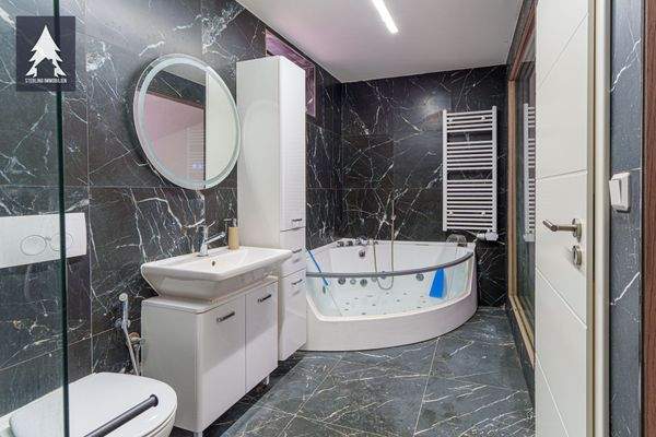 Bad mit Dusche und Wanne