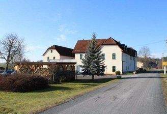 Zufahrtsstraße und Verkaufsobjekt